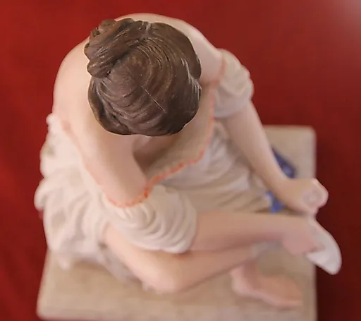 Статуэтка девушка за туалетом одевает чулок - View 5