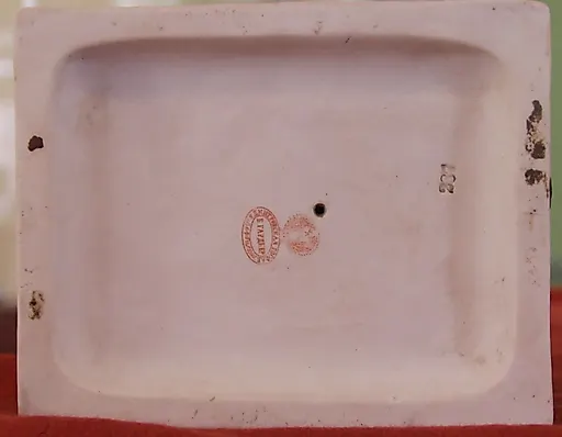 Статуэтка девушка за туалетом одевает чулок - View 6