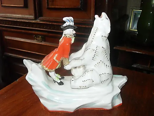 Фарфоровая статуэтка Барон Мюнхаузен и Белый медведь СССР. - View 2