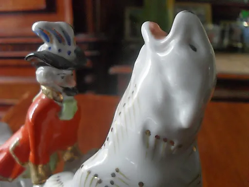 Фарфоровая статуэтка Барон Мюнхаузен и Белый медведь СССР. - View 3