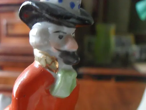 Фарфоровая статуэтка Барон Мюнхаузен и Белый медведь СССР. - View 5