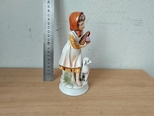 Девочка с ягненком - View 2