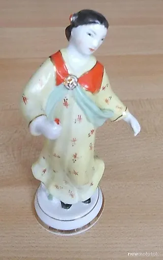 Статуэтка фарфор "Кореянка с цветком" - View 2