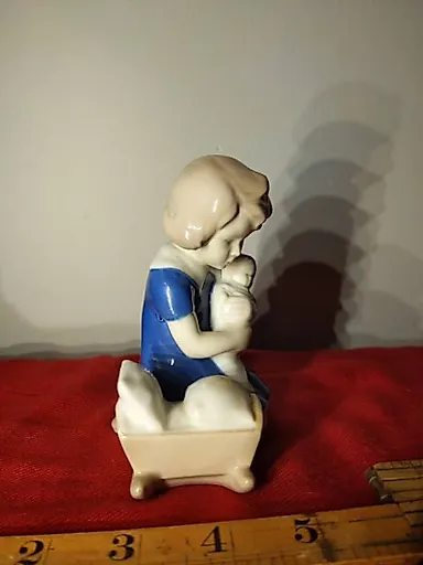 Девочка Держит Куклу от Кроватки - View 2