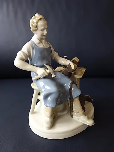 Фарфоровая фигура сапожник - View 2