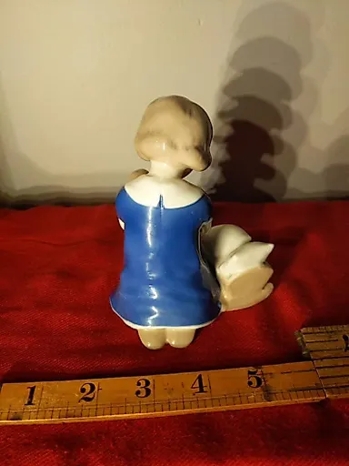 Девочка Держит Куклу от Кроватки - View 3