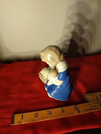 Девочка Держит Куклу от Кроватки - View 4