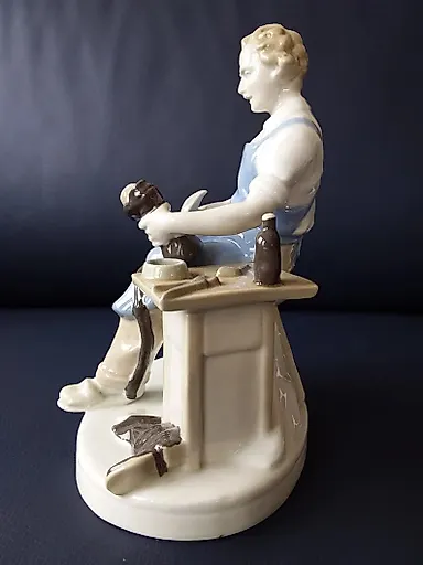 Фарфоровая фигура сапожник - View 4