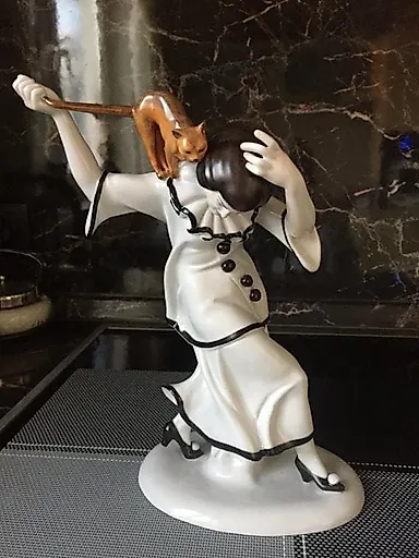 Дама с кошкой - View 2