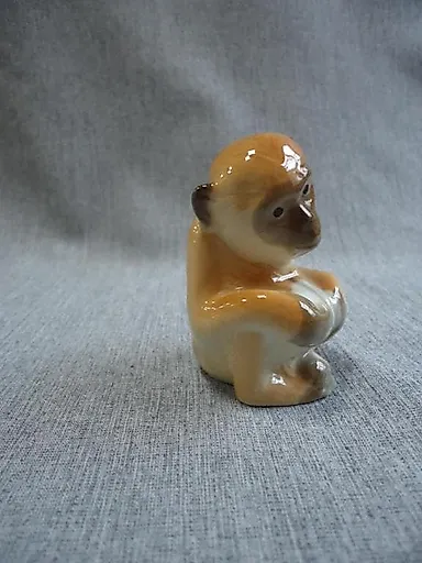 Обезьянка с мячом - View 2