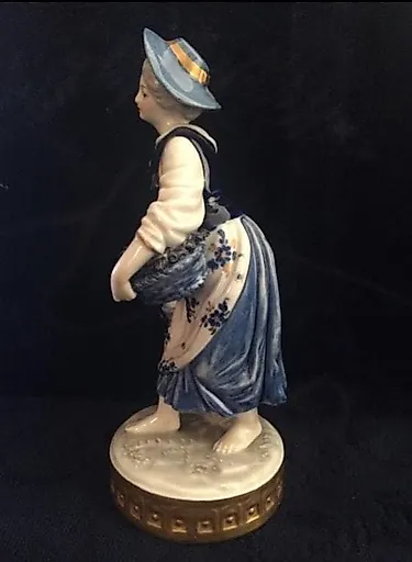 Девушка с ведёрком и корзиной - View 2