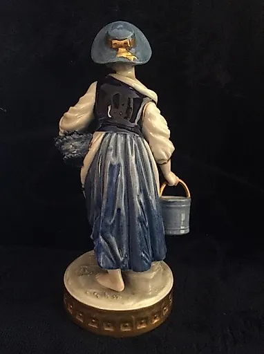 Девушка с ведёрком и корзиной - View 3