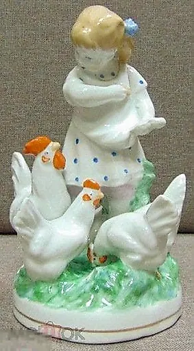 Девочка кормит кур - View 2