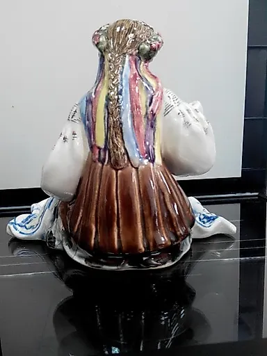 Украинка, вышивающая ковер - View 2