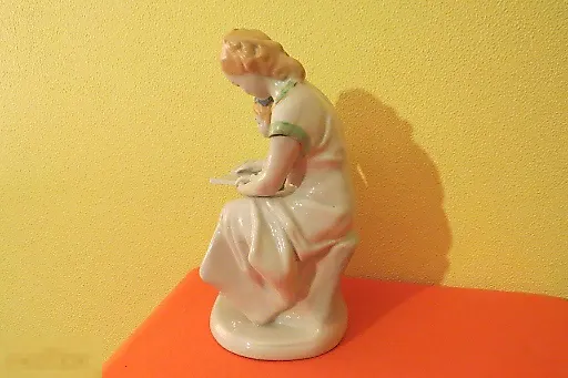 МАМА С ДЕВОЧКОЙ ЧИТАЮТ КНИГУ - View 2