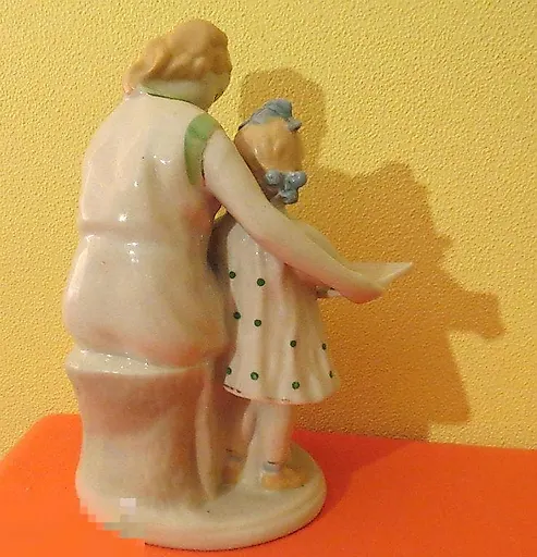 МАМА С ДЕВОЧКОЙ ЧИТАЮТ КНИГУ - View 3