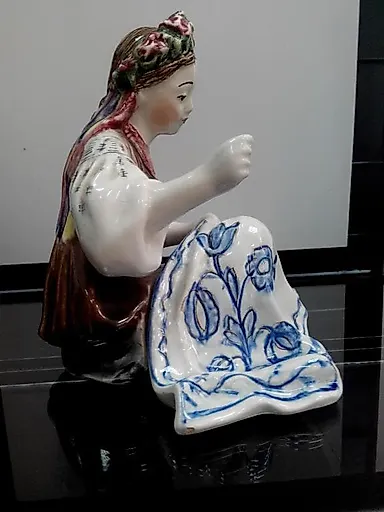 Украинка, вышивающая ковер - View 3