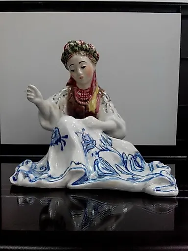 Украинка, вышивающая ковер - View 4