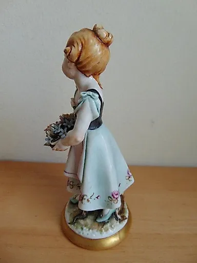 ДЕВОЧКА С ЦВЕТАМИ - View 3