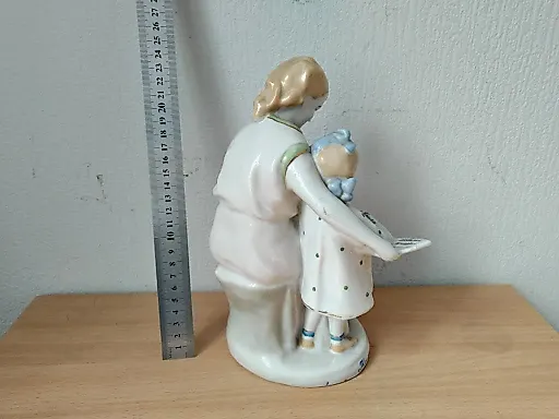 Мать и дочка - View 3