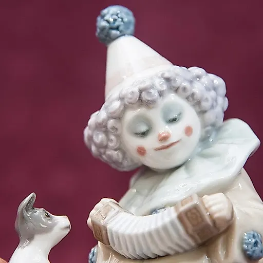 Маленький клоун с концертино и собачкой - View 2