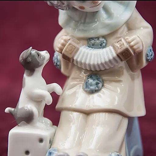 Маленький клоун с концертино и собачкой - View 3