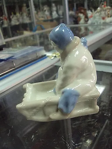 Ребенок на санках - View 2