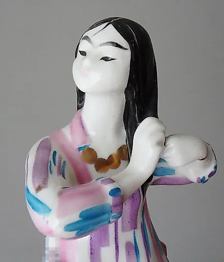 УЗБЕЧКА, РАСЧЕСЫВАЮЩАЯ ВОЛОСЫ - View 2