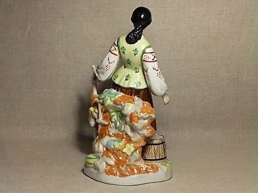 Девушка у плетня с коромыслом - View 4