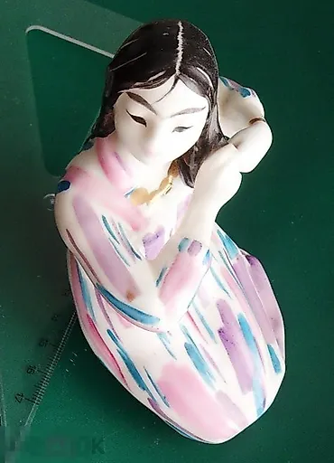 УЗБЕЧКА, РАСЧЕСЫВАЮЩАЯ ВОЛОСЫ - View 5