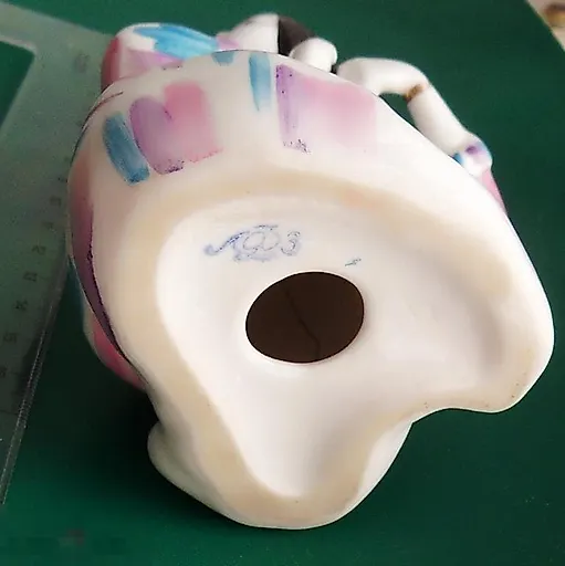 УЗБЕЧКА, РАСЧЕСЫВАЮЩАЯ ВОЛОСЫ - View 7