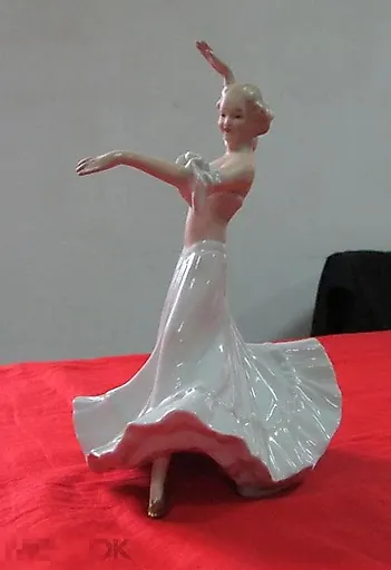 Танцовщица в пышном платье - View 2