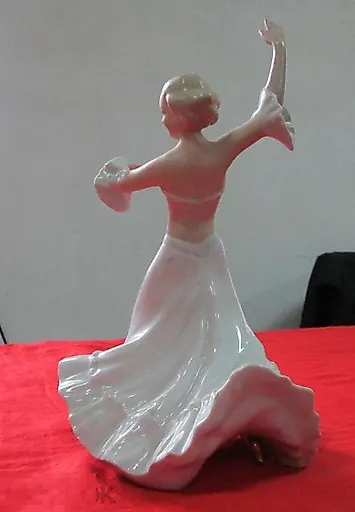 Танцовщица в пышном платье - View 3