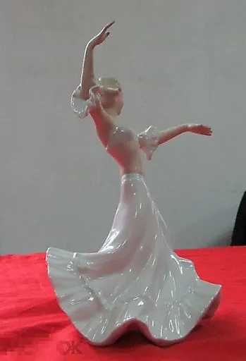 Танцовщица в пышном платье - View 4