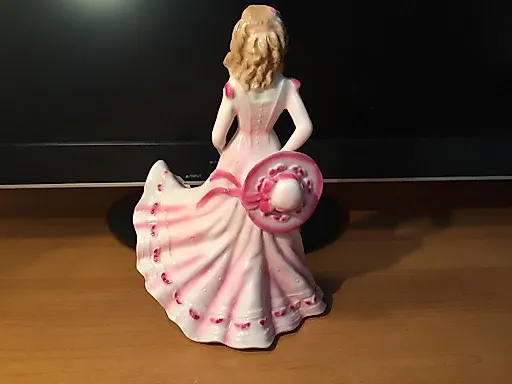 Девушка в розовом платье, обдуваемая ветром - View 4