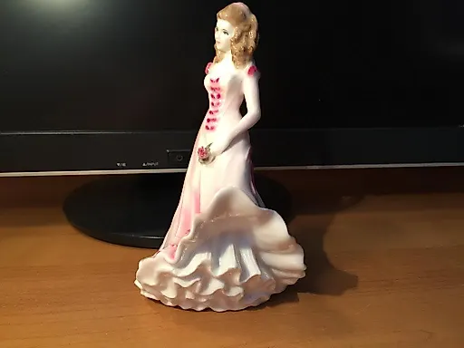 Девушка в розовом платье, обдуваемая ветром - View 5