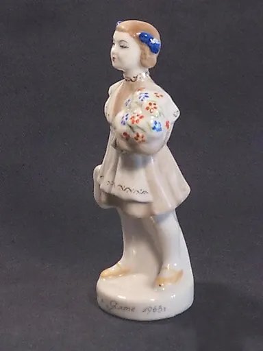 Девочка с портфелем - View 3