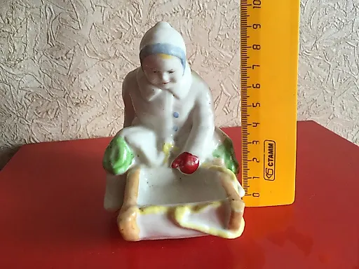 Девочка на санках - View 2