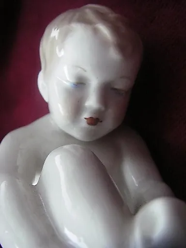 Мальчик одевающий носки - View 2