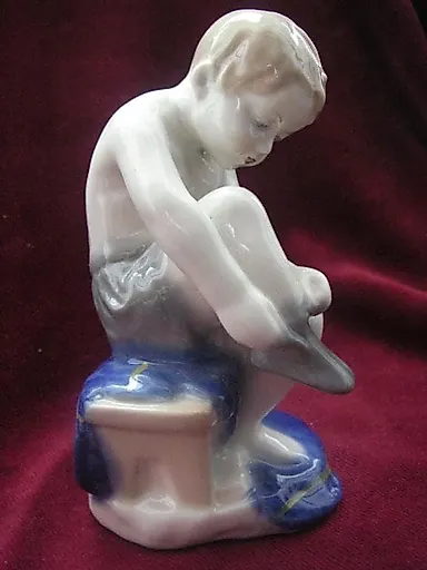 Мальчик одевающий носки - View 3