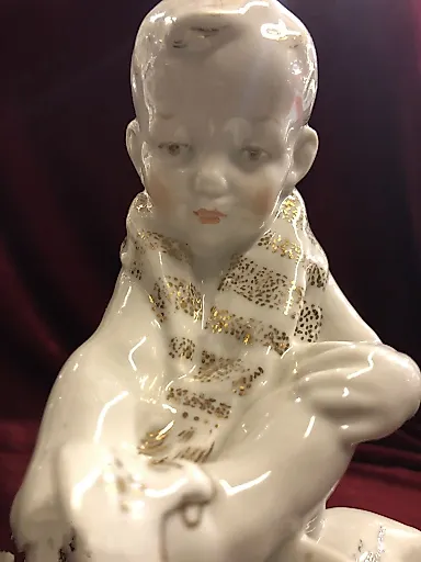 Мальчик на подушке - View 3