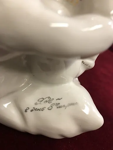 Мальчик на подушке - View 2