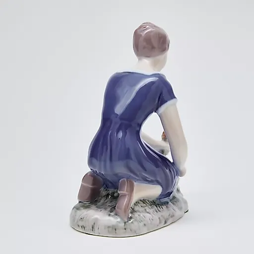 Фигурка "Девушка сажает цветы" - View 4