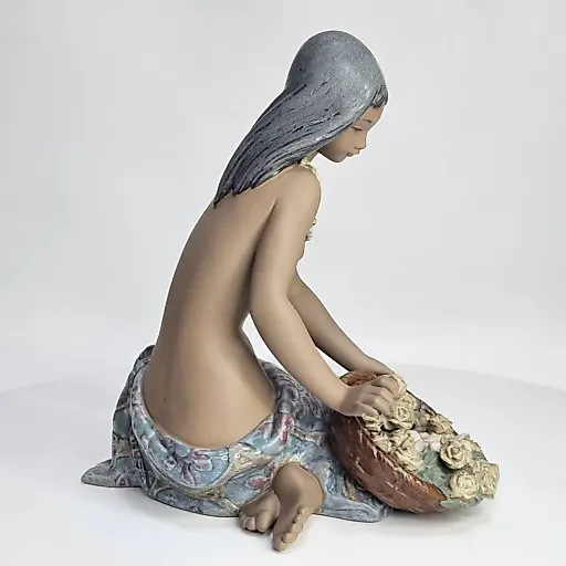 Ладро фигурка "Балийка с цветами" - View 3