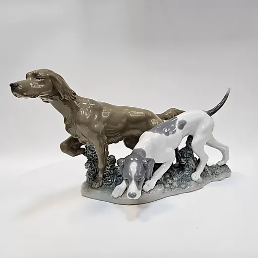 Фигурка двух охотничьих собак на постаменте - View 2