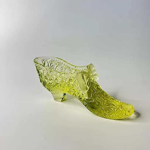 Старинная туфелька из уранового стекла - View 3
