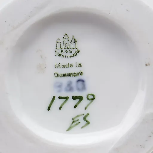 Фигурка "Девочка с котенком" - View 15