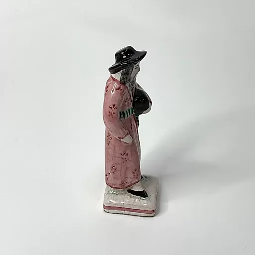 Старинная статуэтка "Мужчина в кафтане с сундуком" - View 4