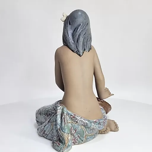 Ладро фигурка "Балийка с цветами" - View 4