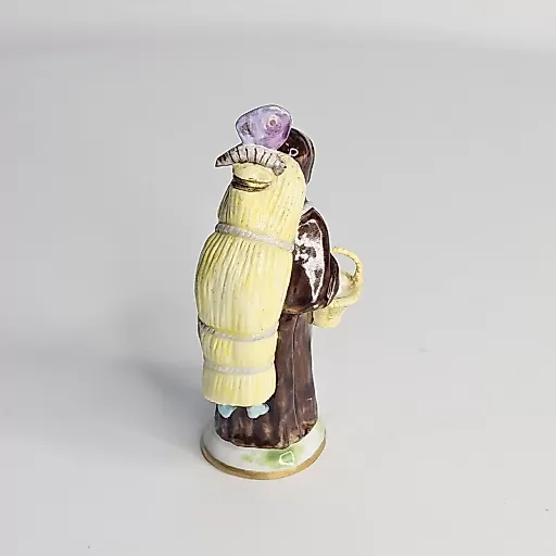 Статуэтка Монах несущий девочку в снопе - View 4